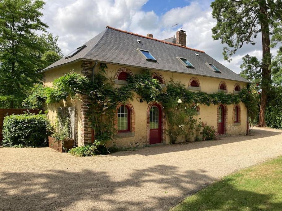 Vila Les Bosquets Saint-Ouen-Des-Toits Exteriér fotografie