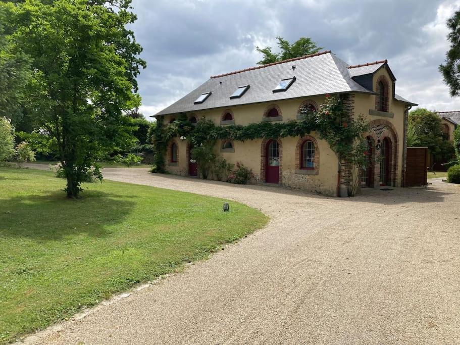 Vila Les Bosquets Saint-Ouen-Des-Toits Exteriér fotografie